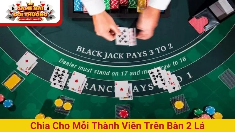 Chia cho mỗi thành viên trên bàn 2 lá